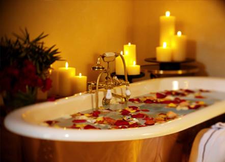 banera petalos Consejos para preparar un baño romántico