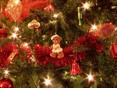 Los ornamentos del árbol de Navidad deben ser de color rojo, según el feng shui