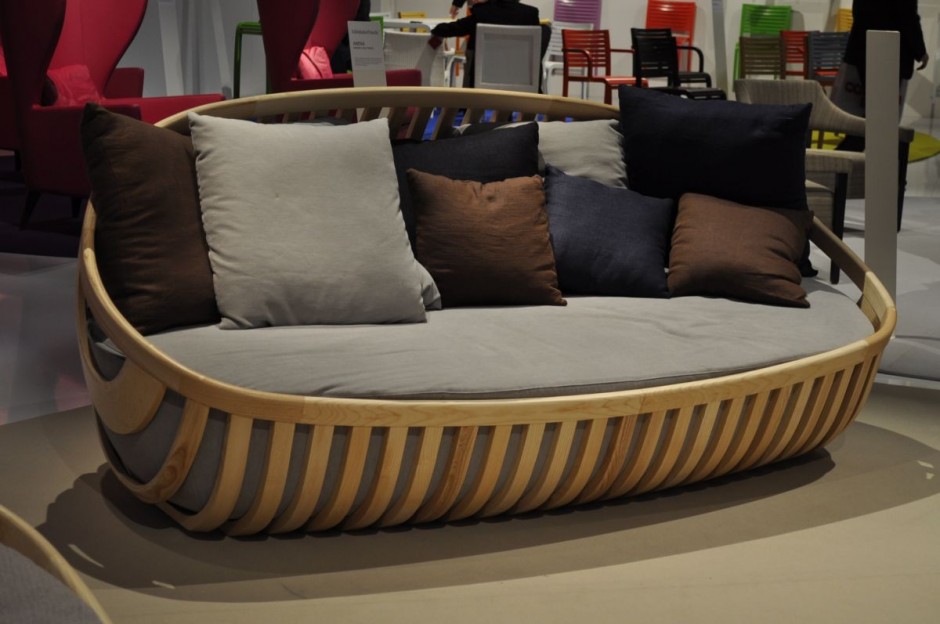 Elegante sofá de madera