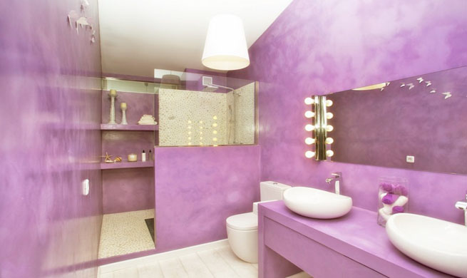 Baño con glamour en púrpura y blanco