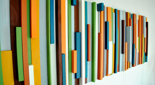 Panel decorativo con listones de colores
