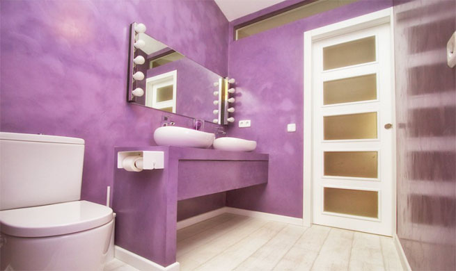 Baño con glamour en púrpura y blanco