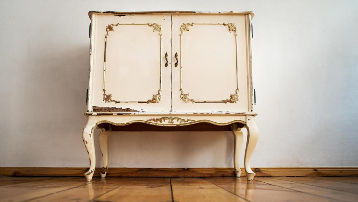 Cómo pintar un mueble para que parezca antiguo