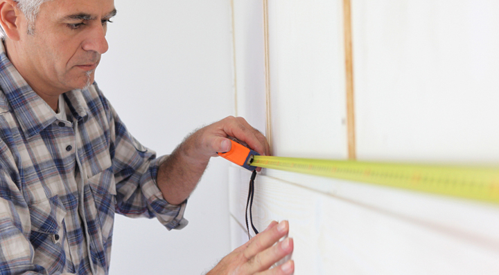 hombre midiendo una habitacion