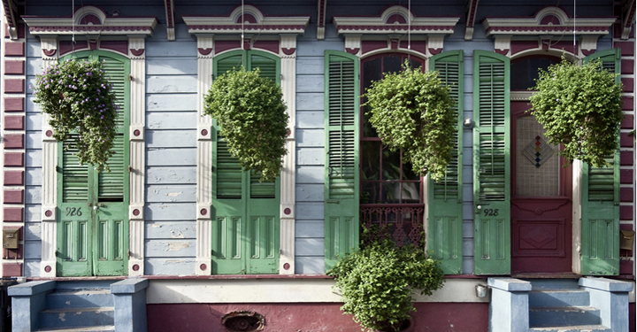 plantas colgantes en fachada de casa