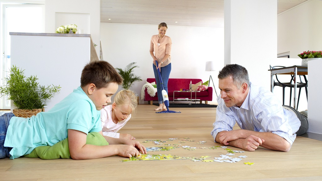 mujer limpiando el parquet