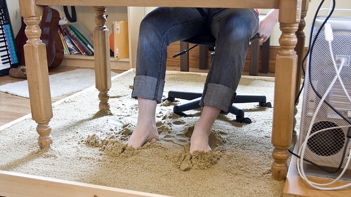 escritorio con arena debajo 2