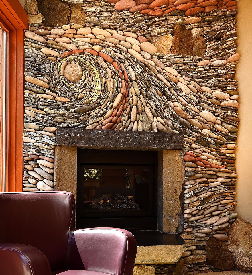 pared con mosaico de piedras