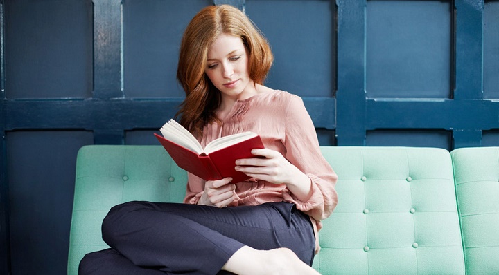 mujer leyendo