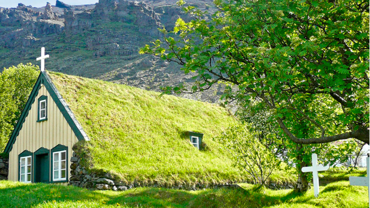 las-impresionantes-casas-cesped-de-islandia