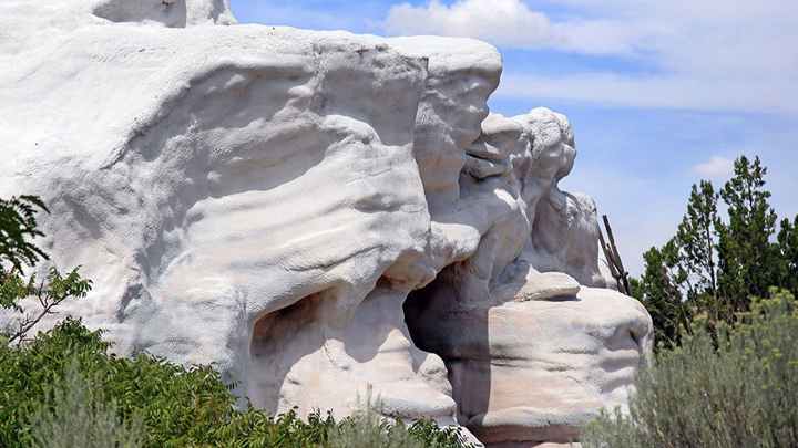 la-impresionante-casa-que-parece-una-roca1