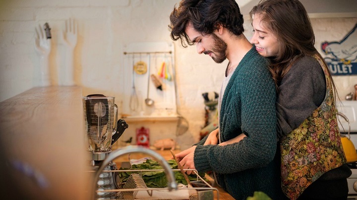 pareja-en-la-cocina