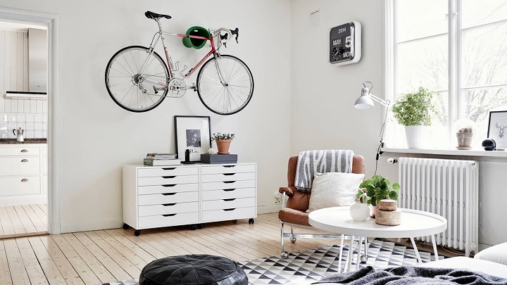 salon-con-una-bicicleta-en-la-pared