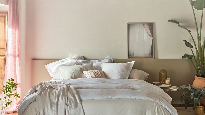 Zara-Home-dormitorio-cortina-rosa