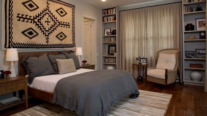 decoracion-pared-tapiz-dormitorio-alfombra