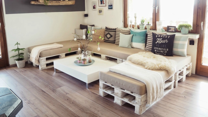 sofa-pales-madera-blanca