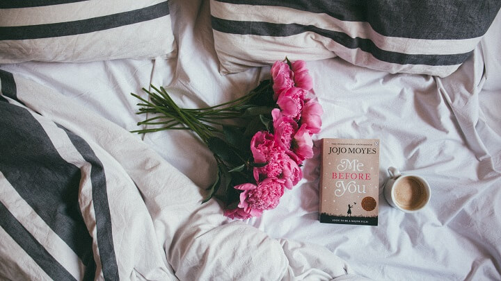 cama-con-flores-y-un-libro