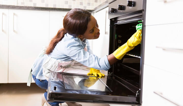 mujer-limpiando-el-horno