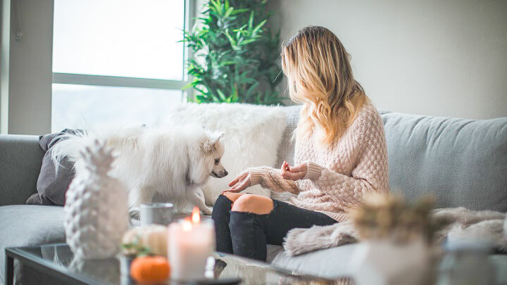 mujer-con-su-perro-en-el-sofa