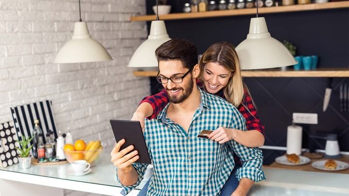 pareja-feliz-viendo-la-tablet