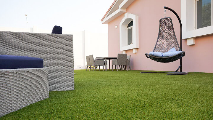 terraza-con-cesped-artificial