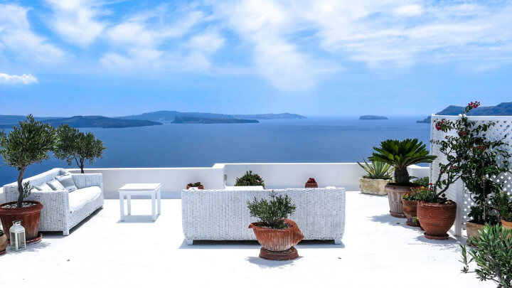 terraza-blanca-frente-al-mar