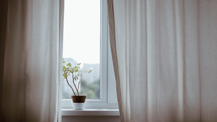 ventana-con-cortinas