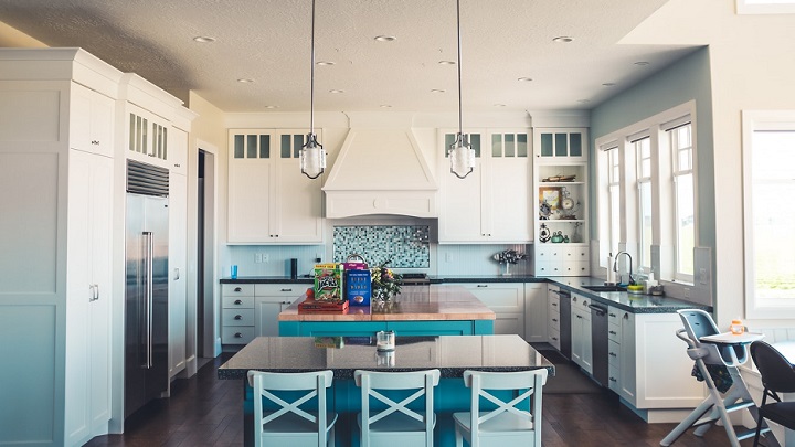 cocina-de-color-blanco-y-azul