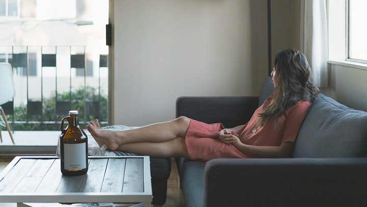 mujer-descansando-en-un-sofa