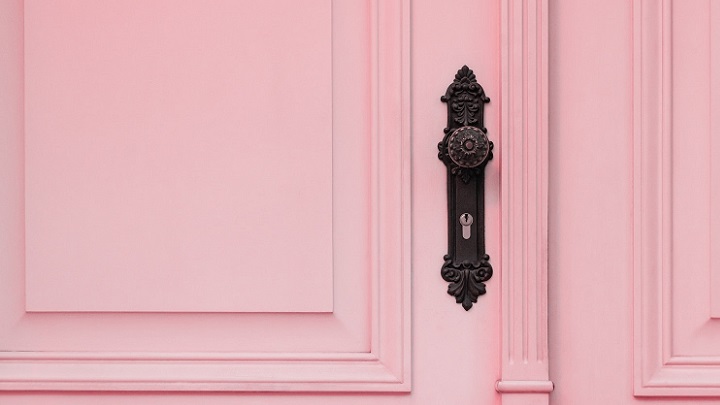 puerta-de-color-rosa