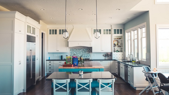 cocina-de-color-blanco-azul-y-gris