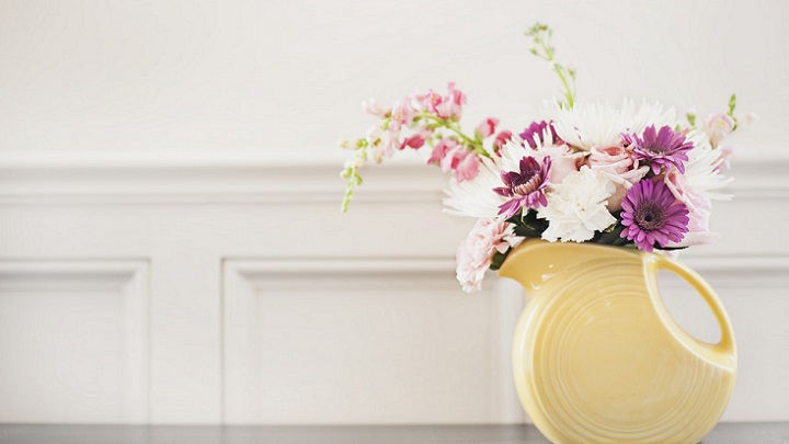 flores-delante-de-pared-blanca