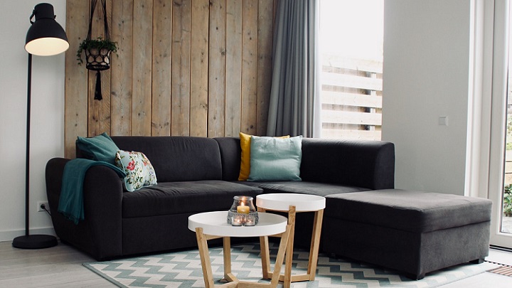 laminas-de-madera-detras-del-sofa