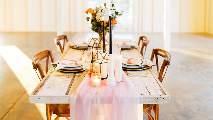 mesa-con-velas-y-flores