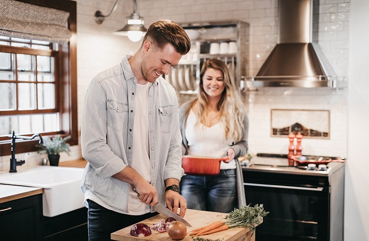 pareja-cocinando-en-la-cocina