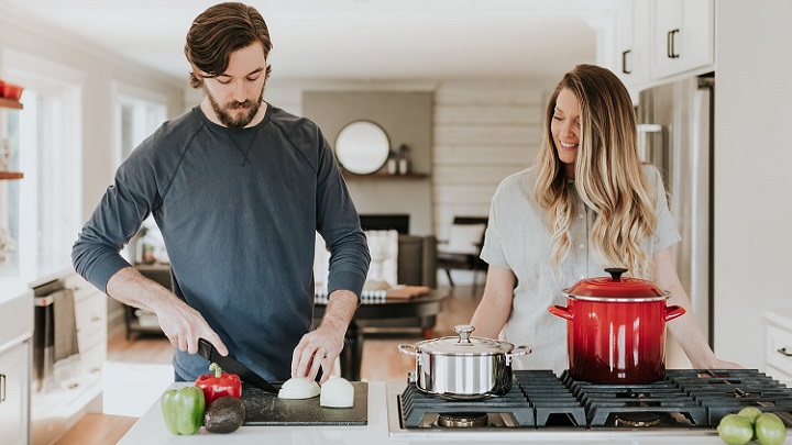 pareja-en-la-cocina