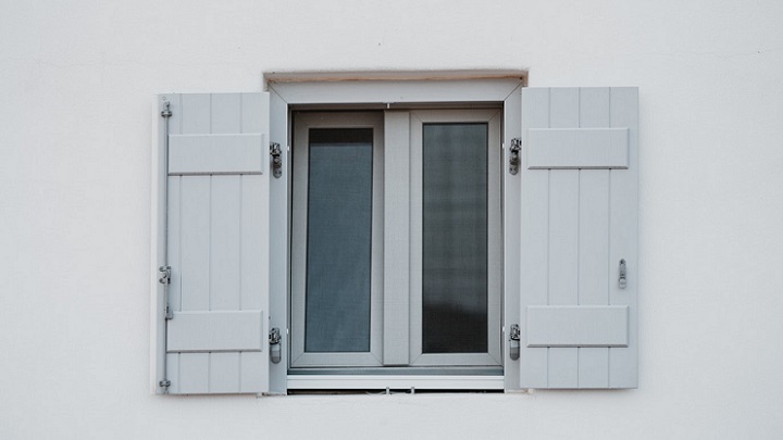 ventana-de-madera-azul