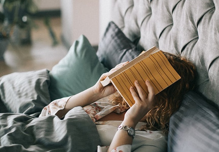 chica-leyendo-un-libro-en-la-cama