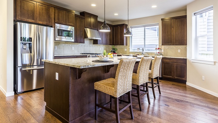 cocina-de-madera-con-isla-central