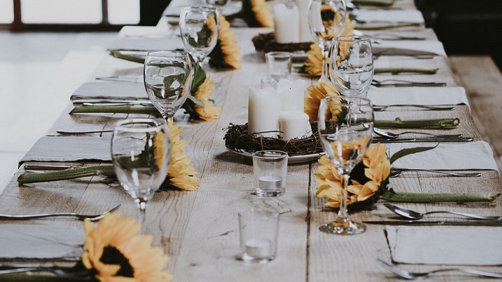 mesa-de-madera-con-girasoles