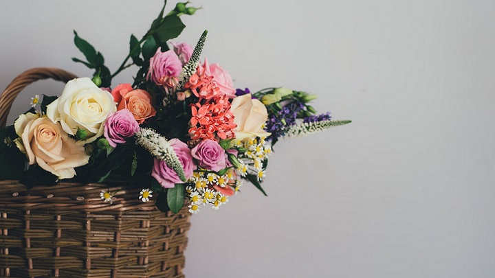 cesta-de-mimbre-con-flores