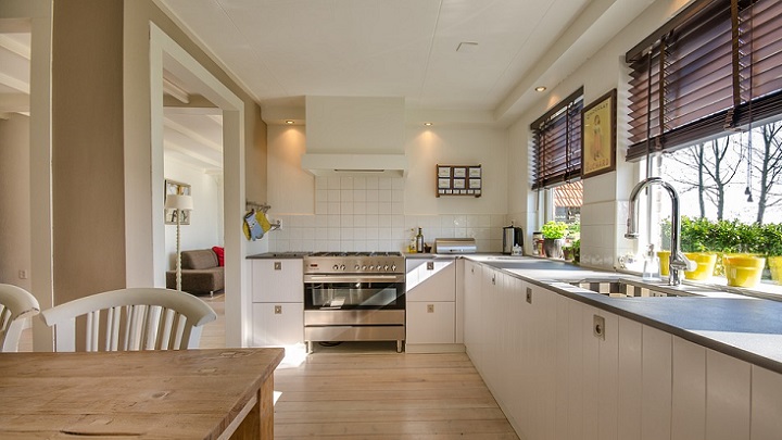 cocina-con-muebles-de-color-blanco