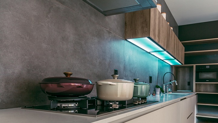 iluminacion-bajo-los-muebles-de-la-cocina