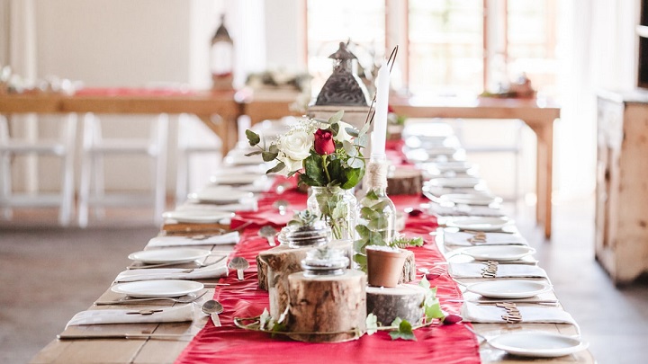 mesa-decorada-con-flores