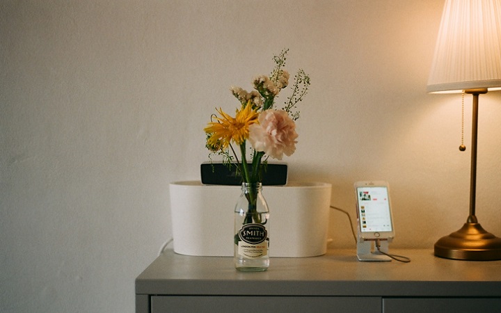 mueble-con-ramo-de-flores