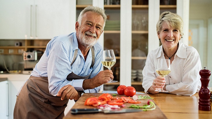 pareja-cocinando-en-cocina
