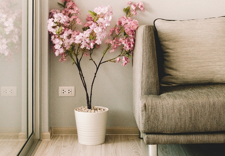 sofa-junto-a-flores