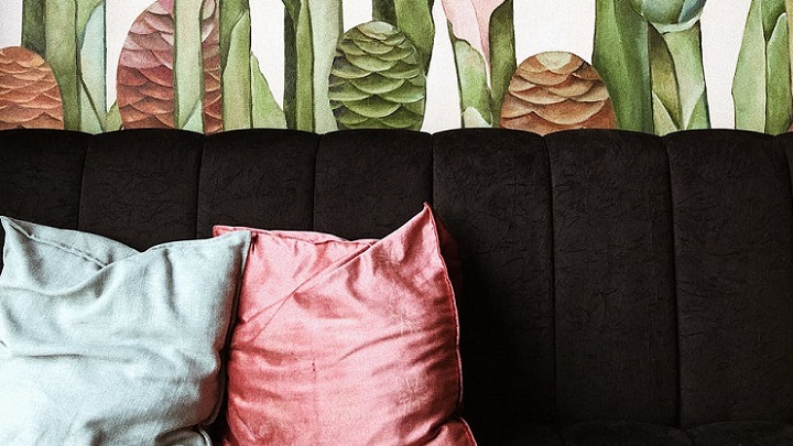 sofa-negro-y-papel-de-colores