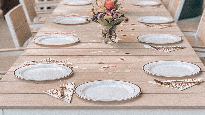 vajilla-de-color-blanco-en-la-mesa