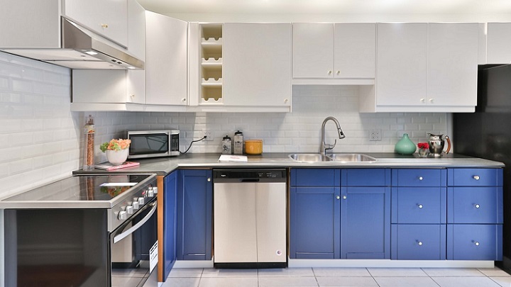 cocina-con-muebles-azules-y-blancos